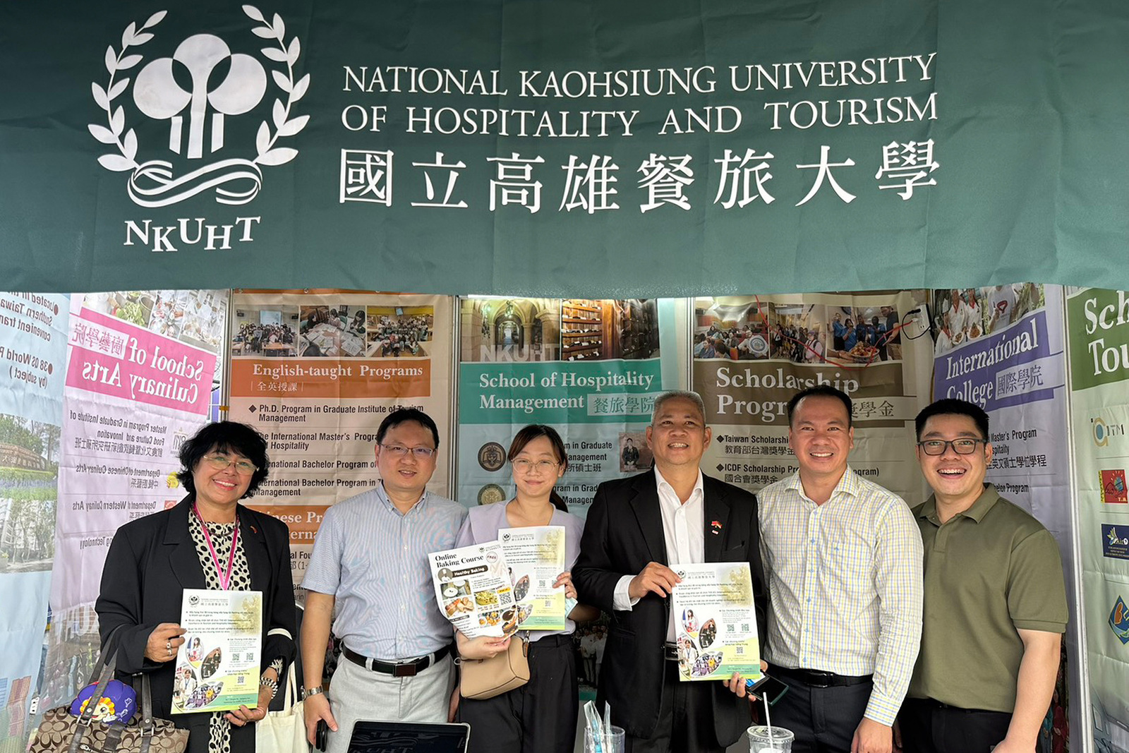 高餐大休憩系梁榮達主任、國際事務處辜俞敏行政專員、越南胡志明市留學諮詢-董事會主席 GIP UNG TAY及其秘書，偕同兩位越南籍畢業傑出校友梁世寶、黎王耀致力於越南推廣本校數位課程圖片