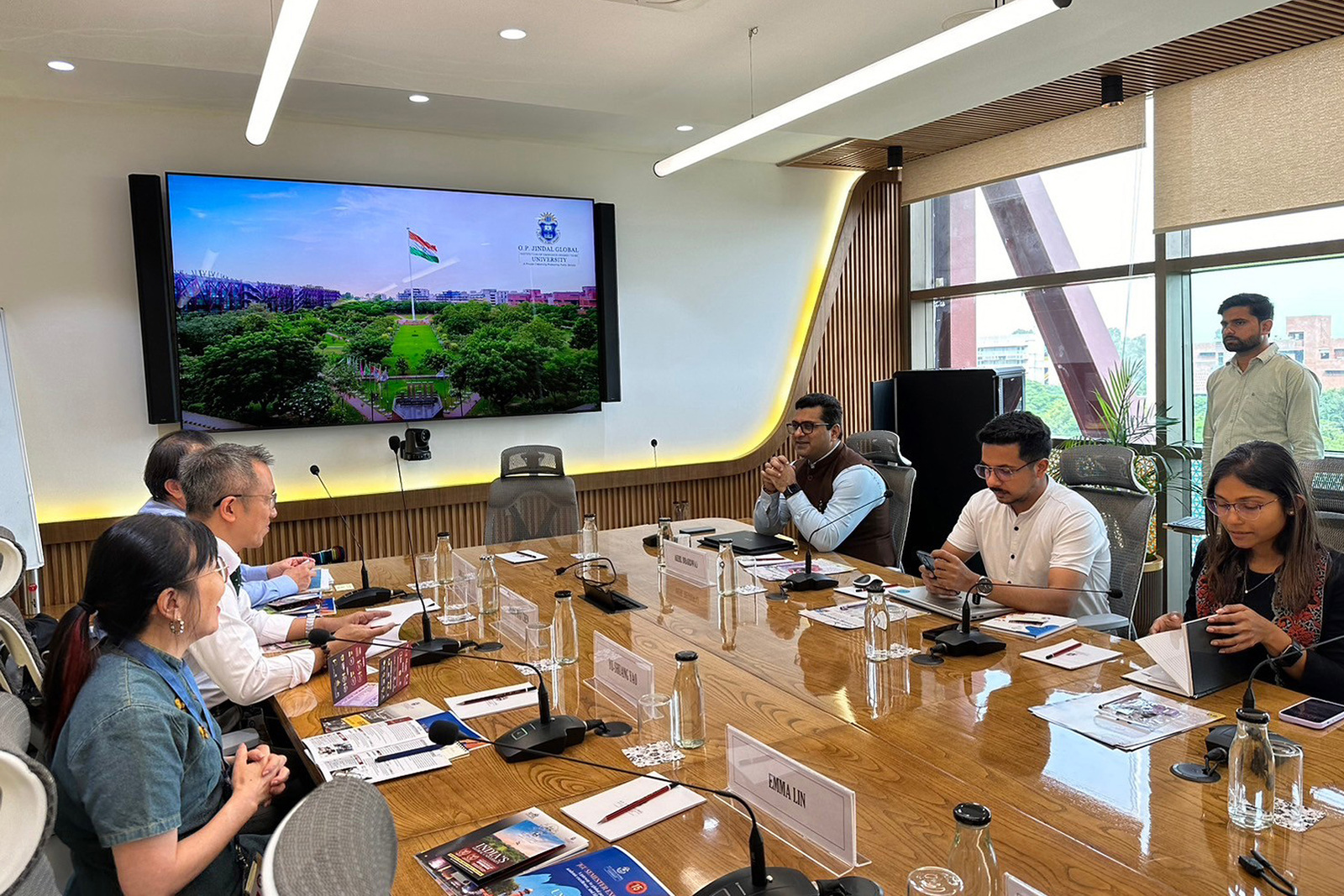 佛光大學國際暨兩岸事務處陳尚懋國際長帶領團隊前往印度與當地信眾及沙彌學生交流，擴大課程的推廣面向圖片