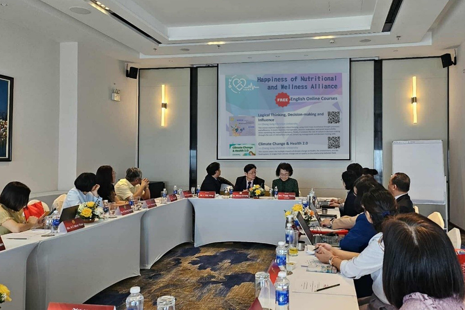 長榮大學國際與兩岸交流組組長暨管理學院經營管理碩、博士班阮功皇助理教授在研討會擔任單元主題主持人的討論過程中協助推廣聯盟課程內容，並於研討會會後邀請師長將數位課程內容導入至實體課程中進行混成教學圖片