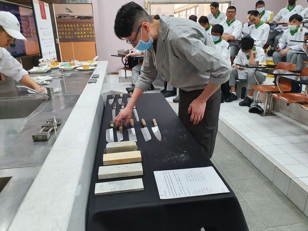 楊培仕師傅講解各式日式刀具之鍛造法、研削性、硬度及韌性等以及研磨石種類、系數及特色等
