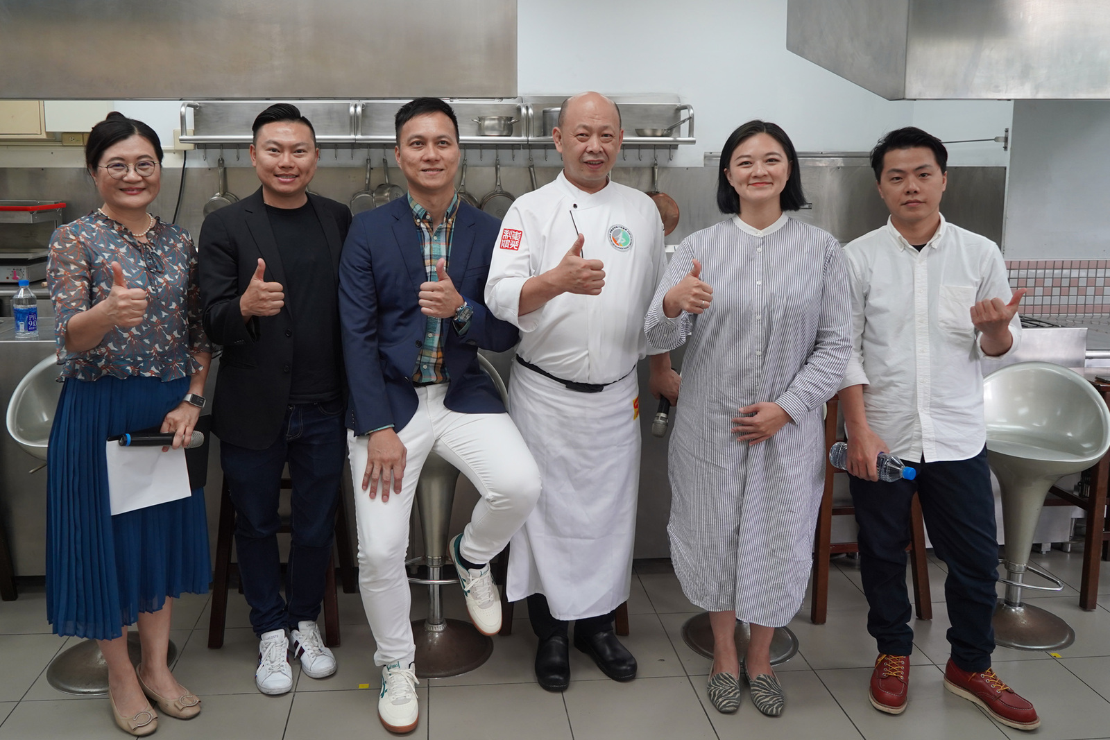 由左至右 高餐大西廚系主任江敏慧、燚條柴餐飲有限公司負責人劉恩杰、長榮鳳凰酒店行政主廚吳建平、開元食品公司研發長李龍翔、飲饕餐飲顧問有限公司負責人林世姻、頁小館餐飲有限公司負責人蔡斌漢圖片