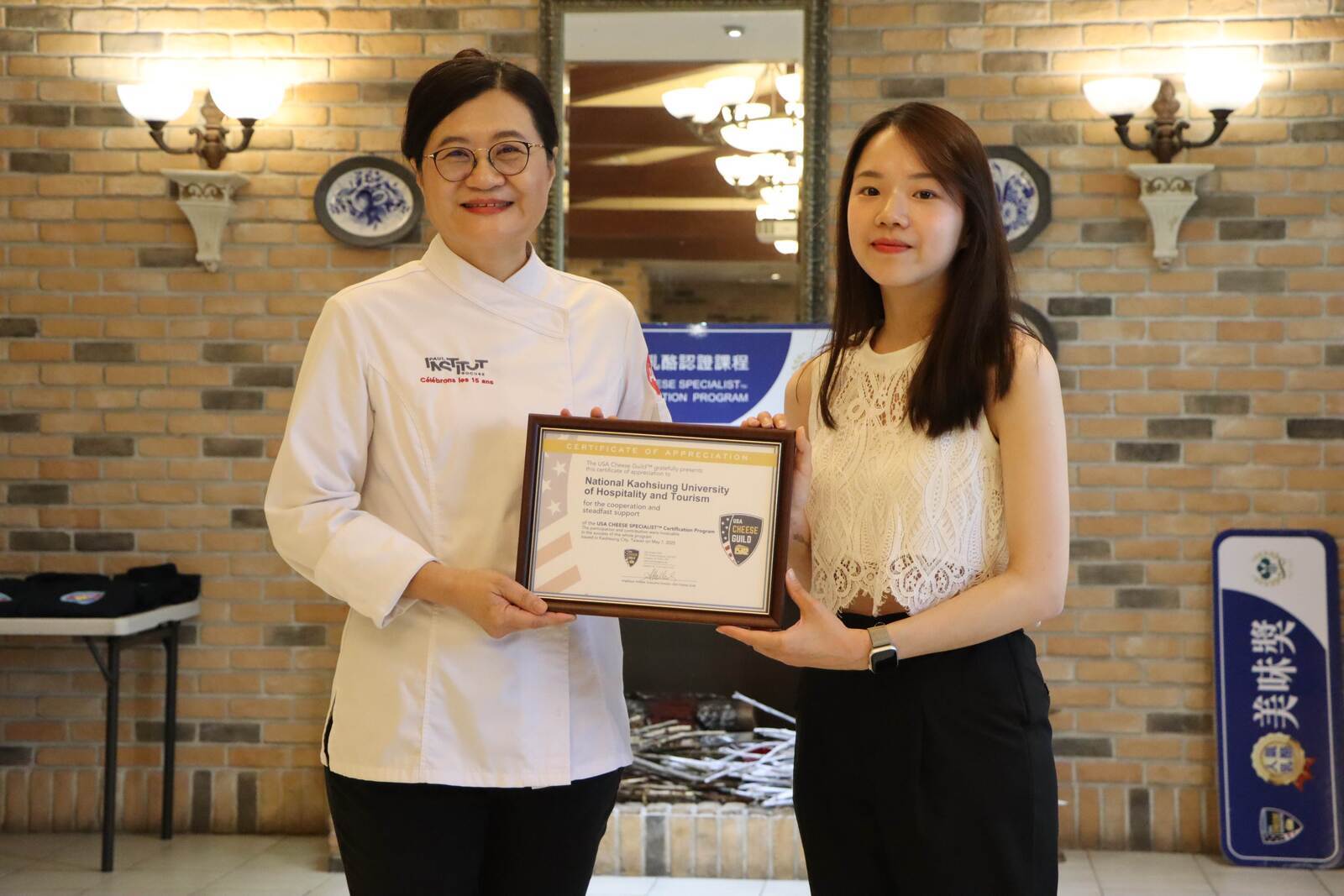 美國乳品出口協會代表楊凱婷頒發感謝狀給西廚系江敏慧主任圖片