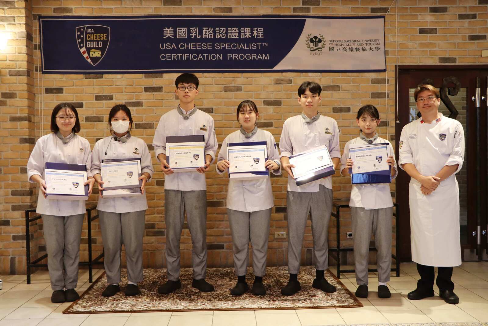 西廚系黃鈺城老師頒發證書給通過認證的學員圖片