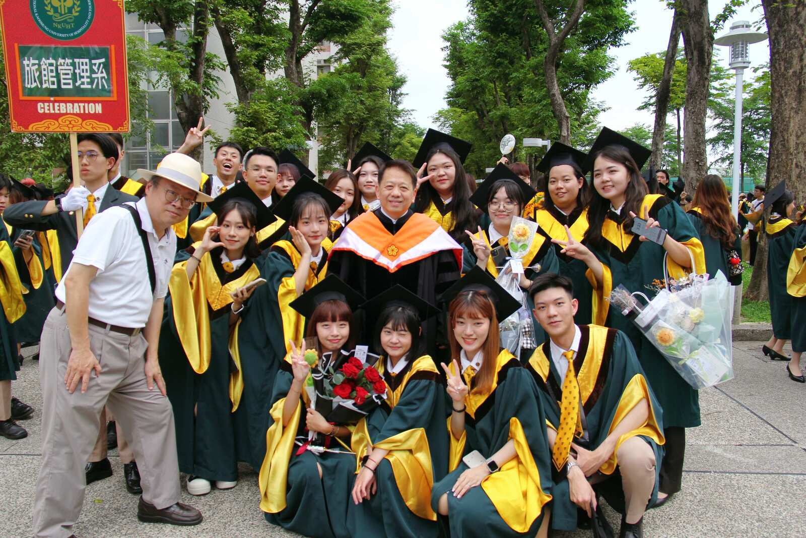 陳敦基校長帶領畢業生環繞校園，離情依依圖片