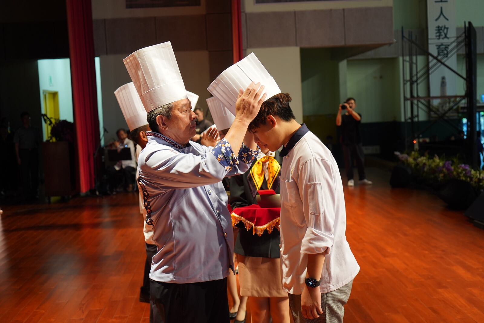 授戴廚師帽象徵衣缽傳承圖片