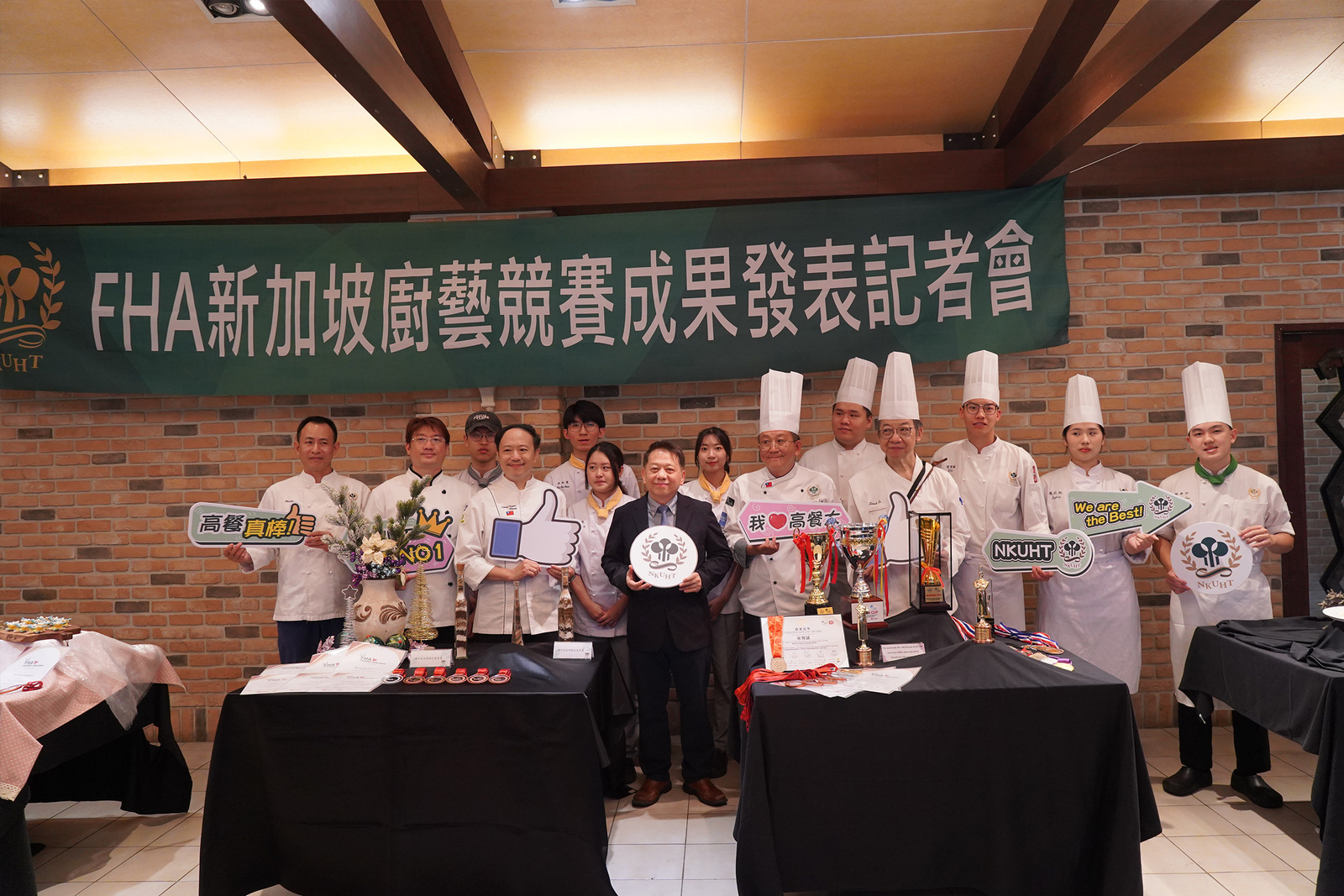 陳敦基校長與指導老師及選手們合照圖片