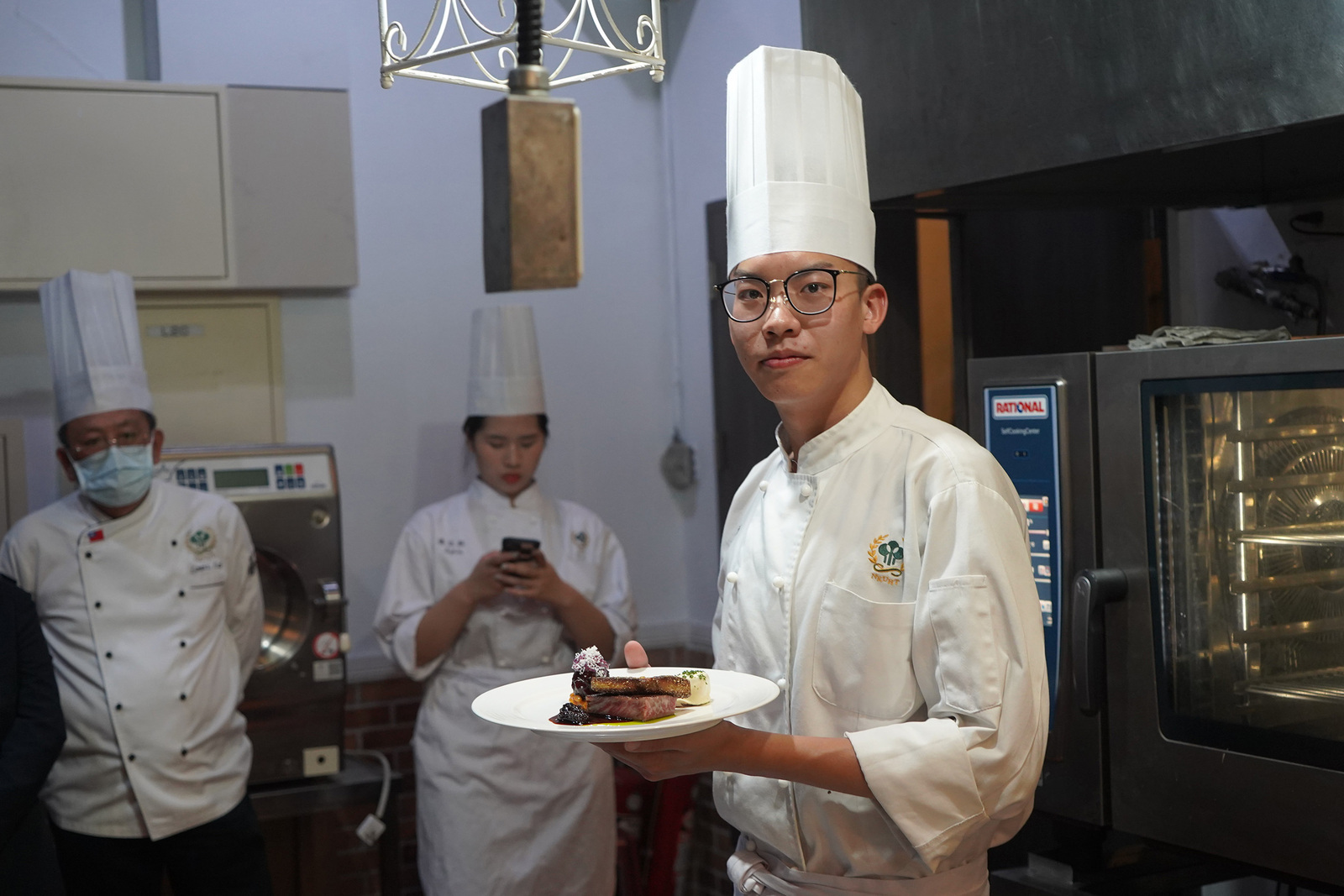 餐管系宋育誠單人奪下一金兩銅佳績圖片